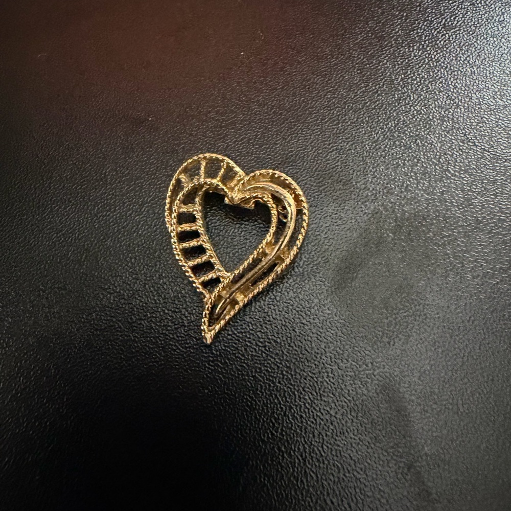 vintage Gerry's gold-tone heart brooch.